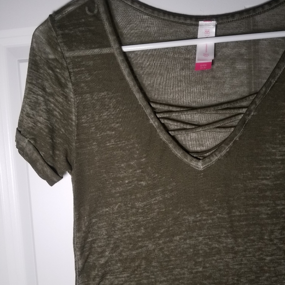 Green T - Picture 3 of 5